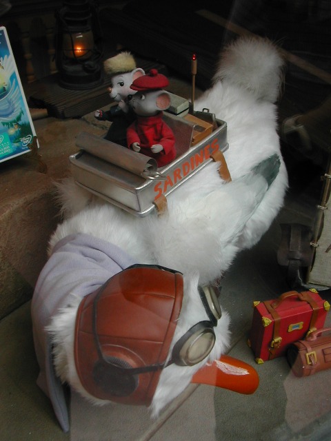 ショーウィンドウ ビアンカ、バーナード、オービル(ハウス・オブ・グリーティング)