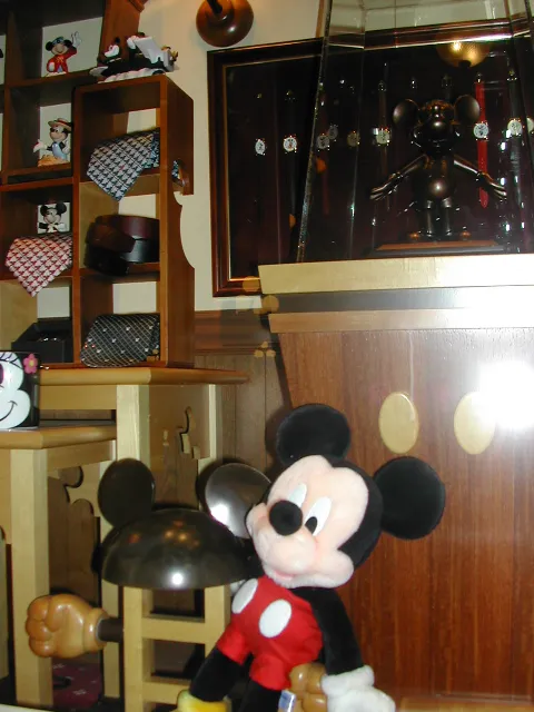 ミッキーグッズ&腕時計棚(タウンセンターファッション)