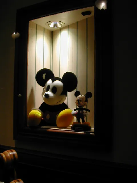 ミッキーぬいぐるみとフィギュア(タウンセンターファッション)