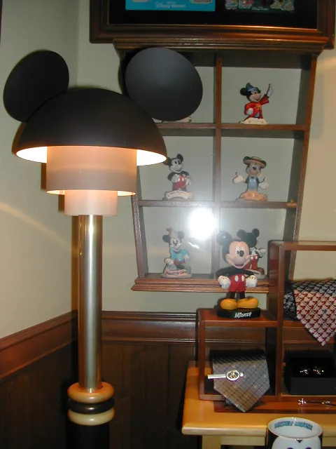 ミッキーランプシェードやフィギュア(タウンセンターファッション)