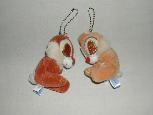 眠るチップとデールのぬいぐるみ