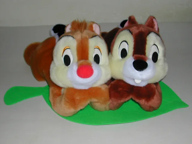 寝転ぶチップとデールのぬいぐるみ