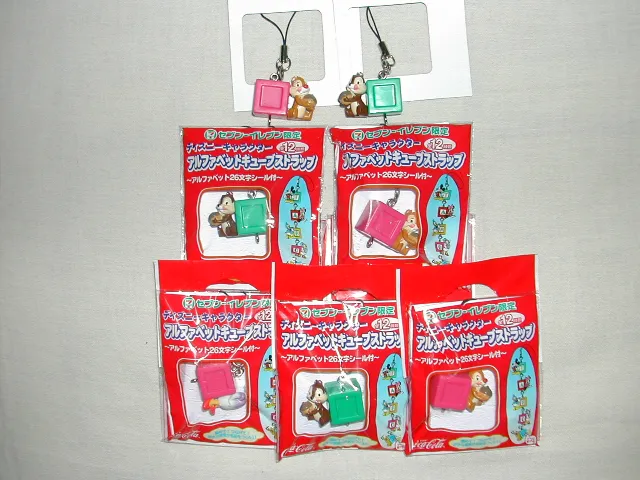 ディズニーキャラクターアルファベットキューブストラップ