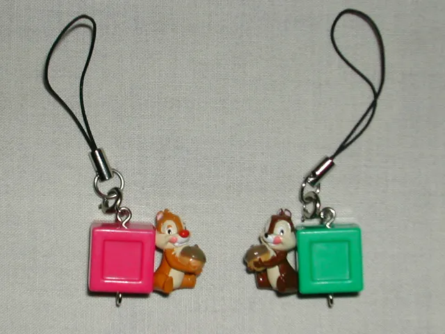 ディズニーキャラクターアルファベットキューブストラップ デールとチップ